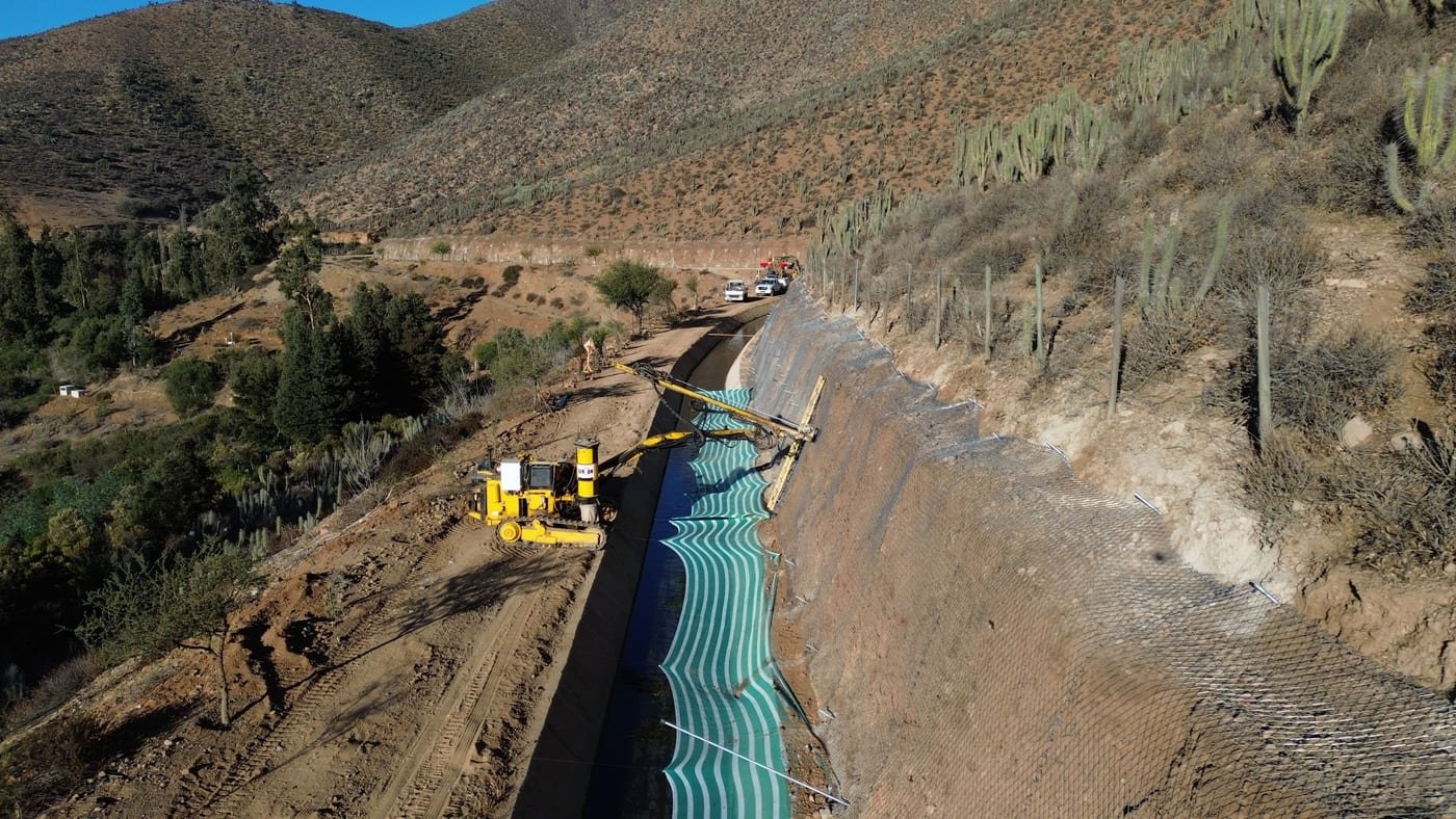 Canal en construcción con geomembrana o revestimiento, Región de Coquimbo