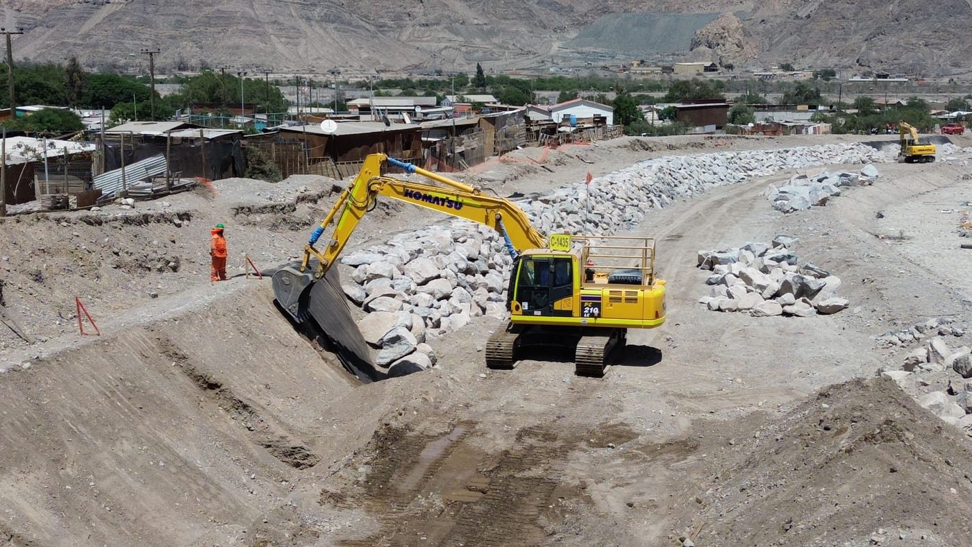 Excavadora acomodando rocas para muro de contención tipo enrocado, Coquimbo