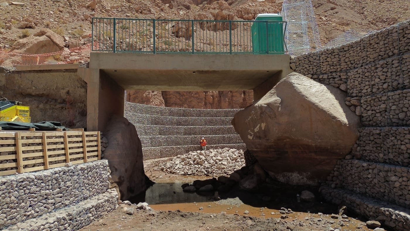 Estructura o puente de concreto sobre canal seco, Valle del Choapa