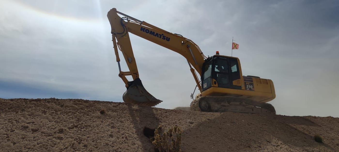 Excavadora amarilla en terreno plano, faena Ara-Chile Región de Coquimbo