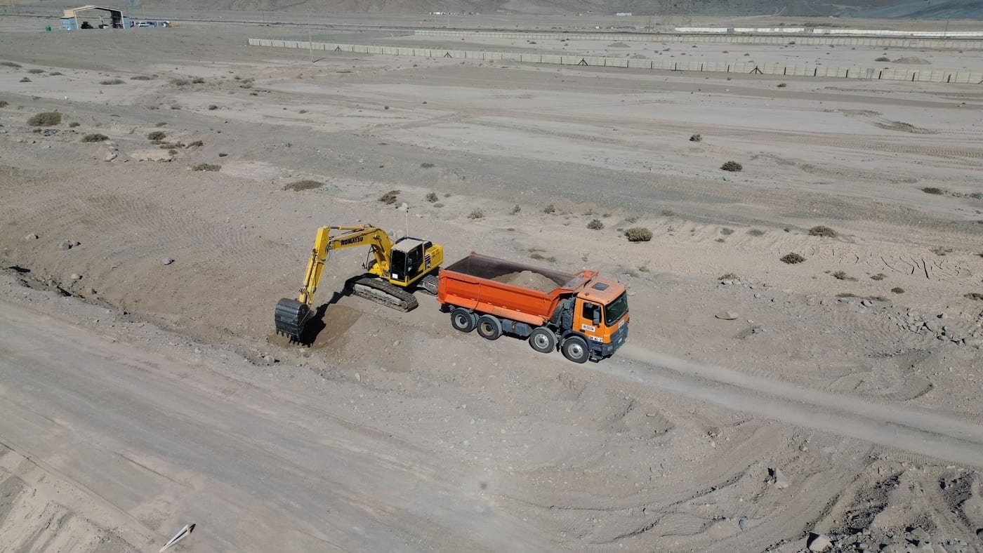 Excavadora cargando material en camión tolva, movimiento de tierra Coquimbo