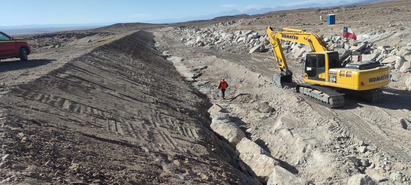 Excavadora operando a lo largo de excavación lineal, Región de Coquimbo