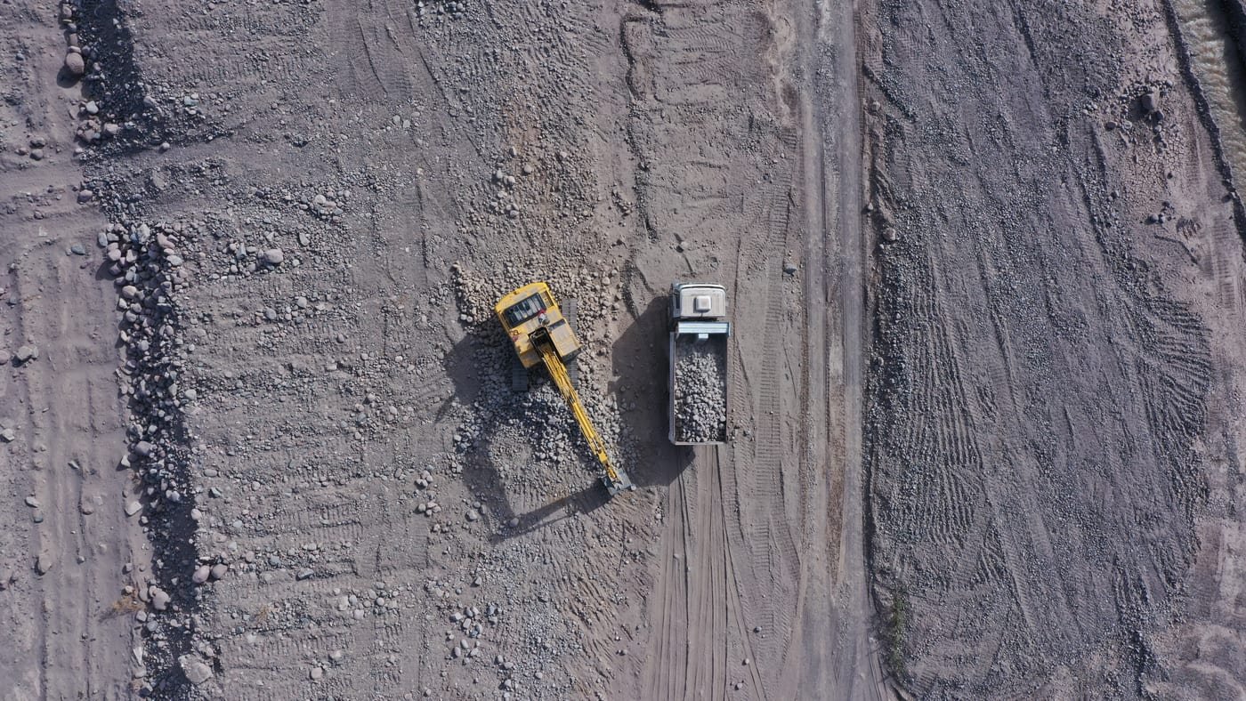 Vista cenital de excavadora en movimiento de tierras, Canela