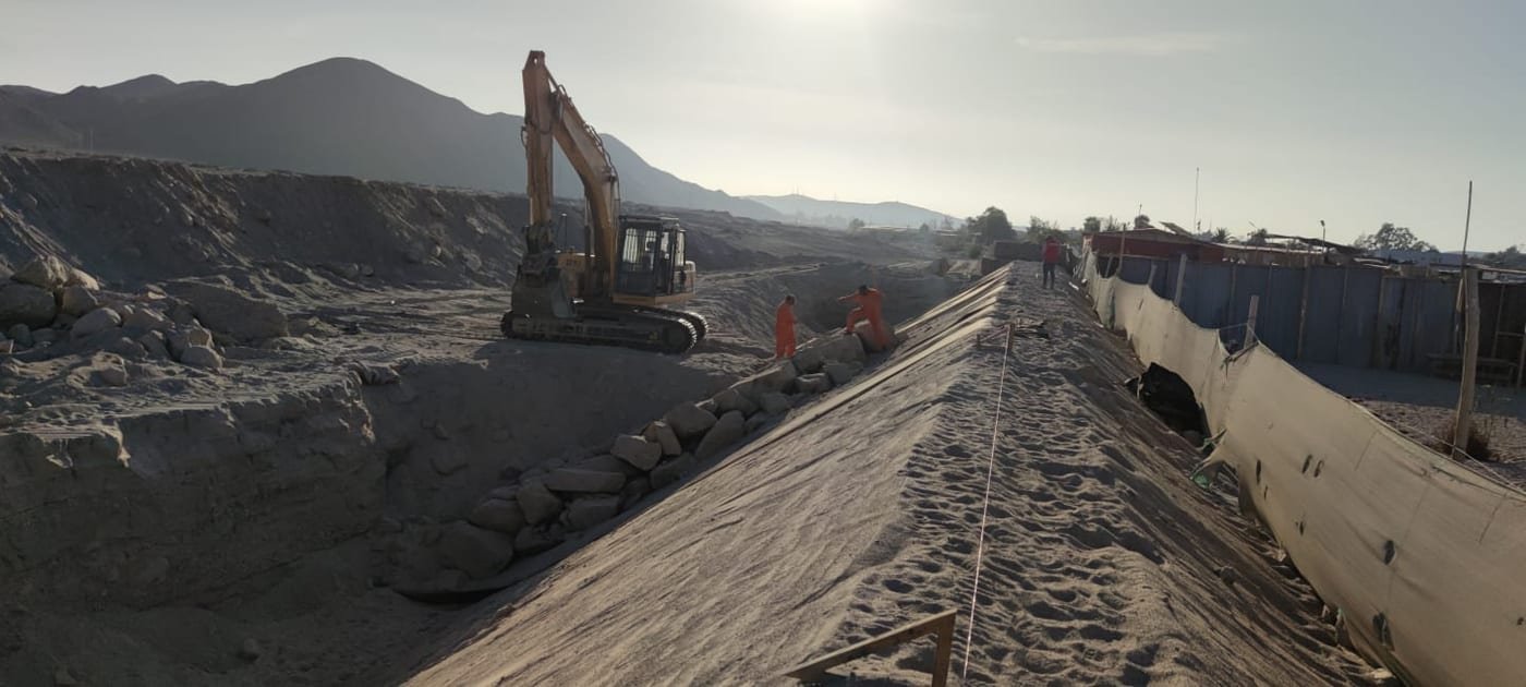 Excavadora trabajando en zanja de movimiento de tierra, Valle del Choapa