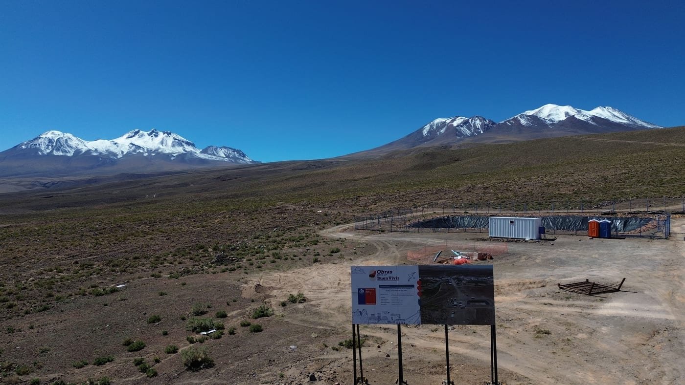 Letrero de obra junto a camino rural, proyecto Ara-Chile