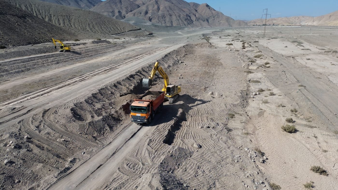 Maquinaria operando en cauce o excavación ancha, Valle del Choapa