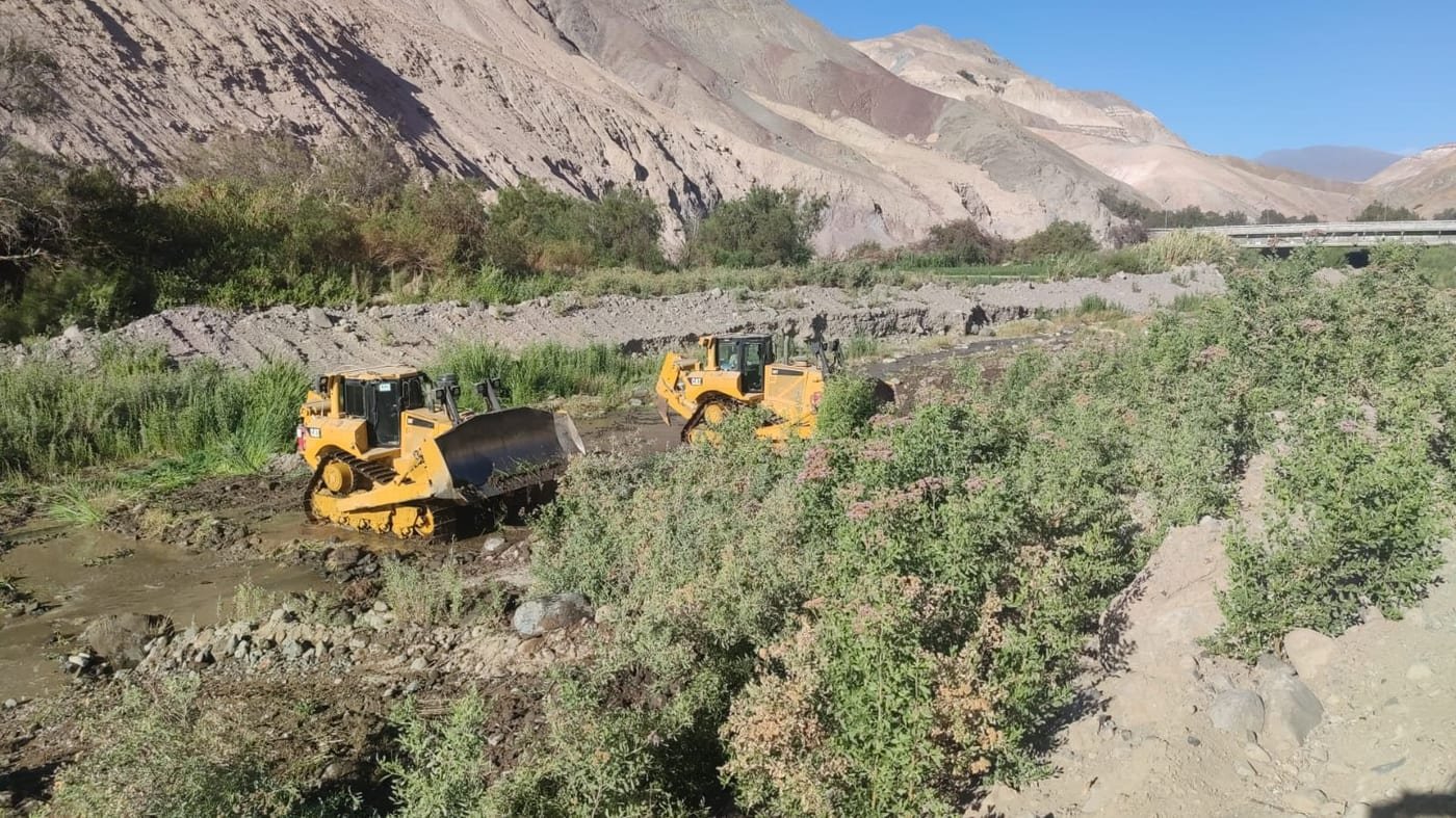 Maquinaria pesada trabajando en lecho de río con vegetación, Región de Coquimbo