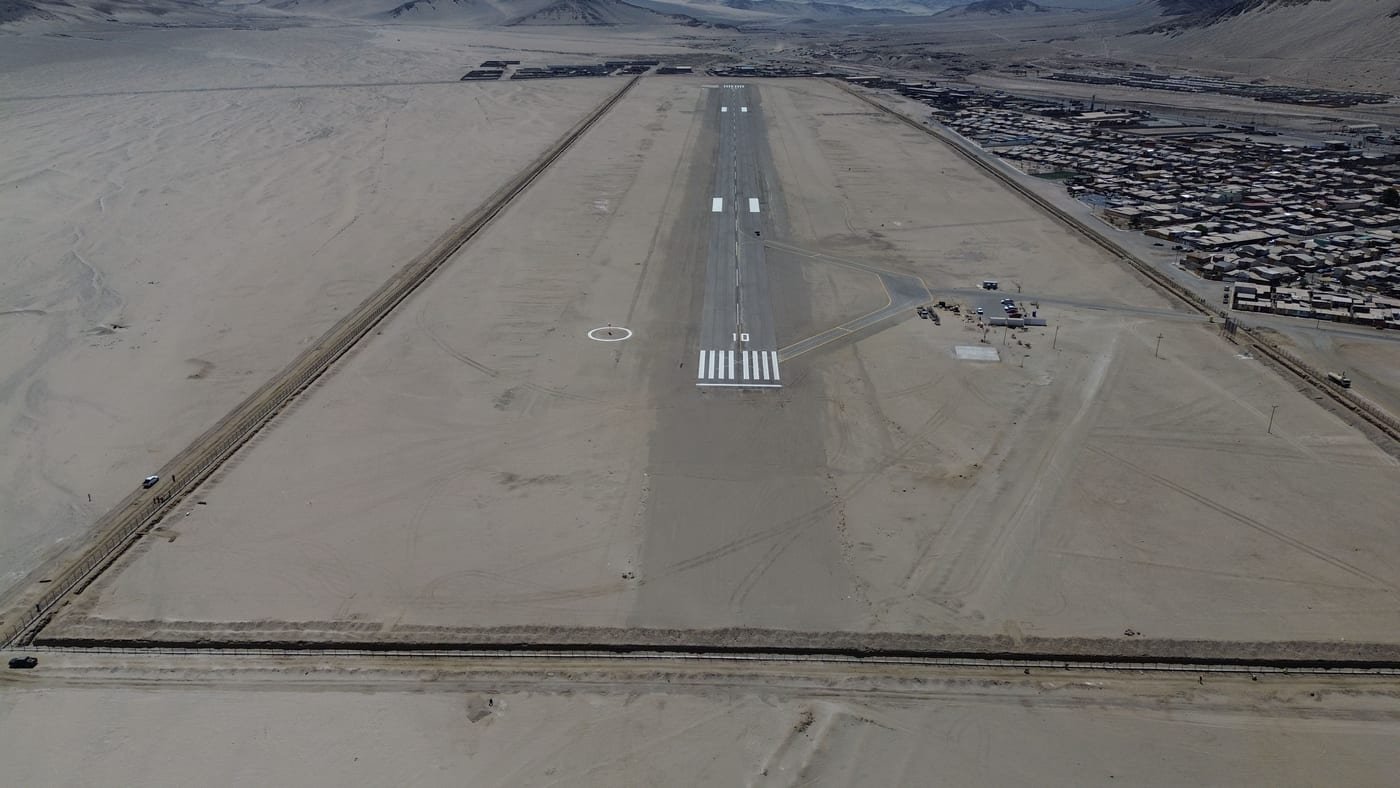 Vista aérea de pista asfaltada o carretera ejecutada en obra vial