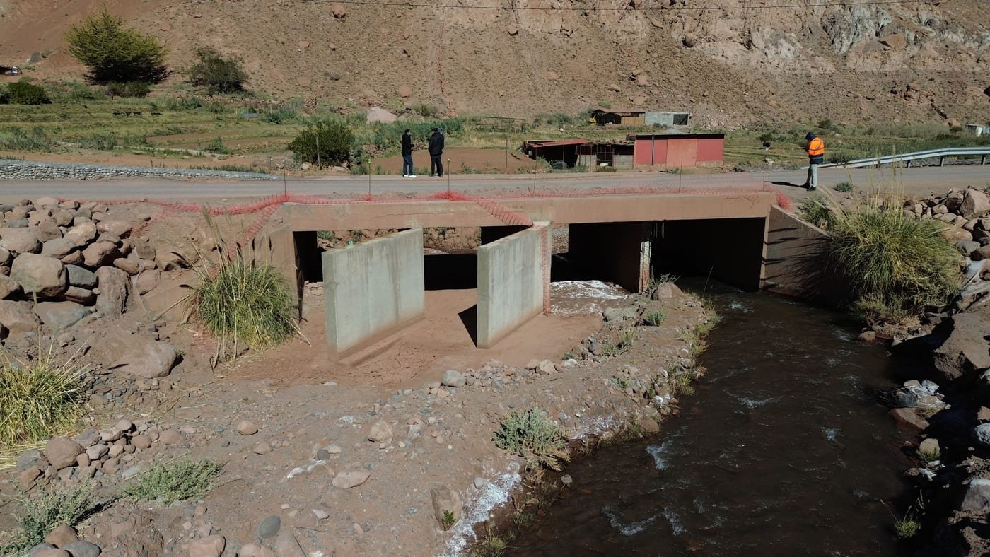 Puente de concreto apoyado sobre pilares en un río, obras civiles Ara-Chile