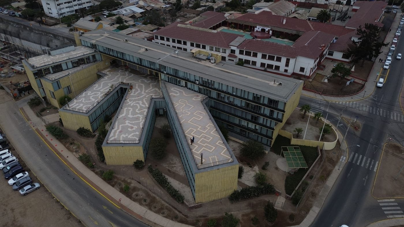 Vista aérea de complejo de edificios residenciales, obras civiles