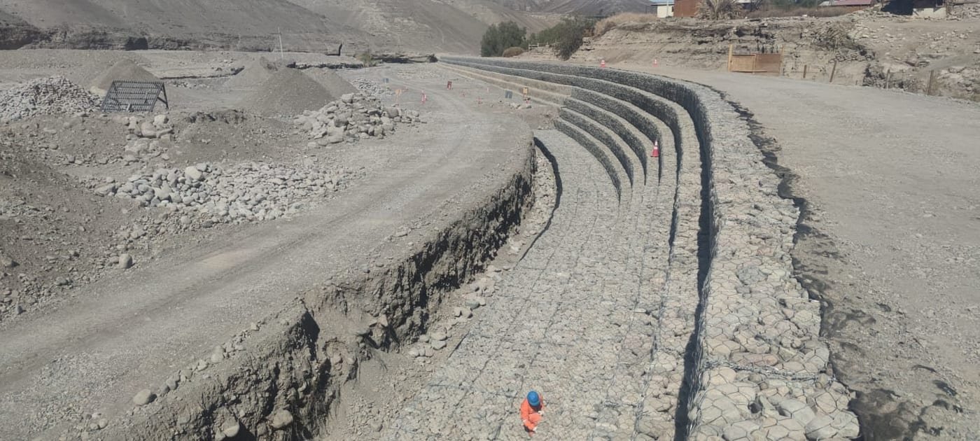 Zanja profunda con marcas de excavación en las paredes, Valle del Choapa